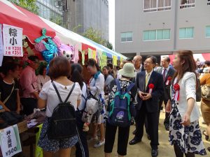 陳處長在家長會會長鄭淳心陪同下,到各班攤位問候家長。