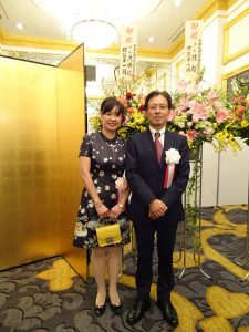 陳處長伉儷盛裝迎接賓客到來