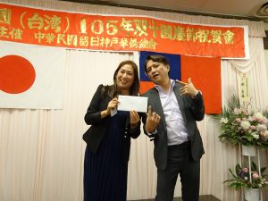 經過幾番激烈猜拳、贏得來回機票
