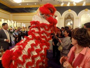 会場内に福を運ぶ獅子舞