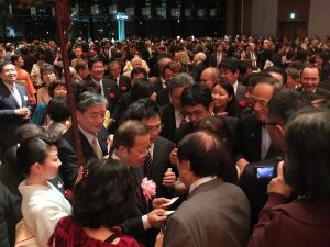 謝代表には絶え間なく出席者から祝辞が述べられた