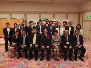 日本の報道関係者らと