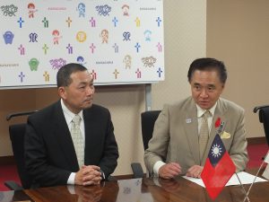 神奈川県の黒岩祐治知事(右)と新北市の候友宜副市長