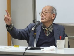 -喜久四郎氏- 台湾原住民地区の警察官の5男として、1925年(大正14年)2月に生まれ、1932年(昭和7年)4月、太平山の日台共学の小学校に入学、寄宿舎生活。高等科卒業後台北第二師範学校(後に台北師範学校を経て、現国立台北教育大学)に進学(入寮)。1944年(昭和19年)日本人移民地区花蓮港区吉野村吉野国民学校に赴任。1944年9月、歩兵隊第304連隊に入隊、10月に台湾沖航空戦でアメリカ・グラマンとの応戦に参加。1945年8月、嘉義で終戦。1946年3月、基隆より引き揚げ船に乗り、広島に上陸。本籍のある鹿児島県奄美大島に向かうも占領下にあり、親戚を頼り岐阜県に。1947年(昭和22年)よりへき地を中心に教員生活に入る。群馬県前橋で2年、以後、1949年(昭和24年~1985年(昭和60年)まで岐阜県で教職を務めた。現在は東京台湾の会で名誉会長に就いている。
