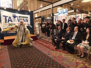 霹靂グループの日台合作布袋戯映像作品の布袋戯人形及びコスプレイヤーによるパフォーマンス