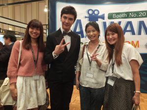 ファンやスタッフとの写真撮影に応じるメルビン