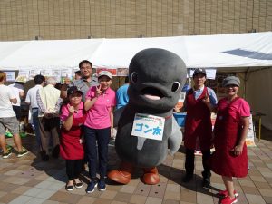 台灣小吃168老闆娘林壽美子(右1)全家出動、推廣台灣美食。