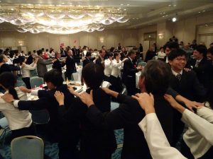 京都兩洋高校現場演奏下、場內串起長龍同歡、象徵台日長長久久的情誼