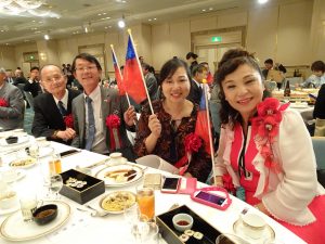 關西地區僑領到場一同慶賀(右起僑務委員謝美香、四國華僑總會會長朱家儀、關西台商會會長王明裕、僑務委員蔡伸雄)
