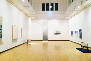 展示会場には日本と台湾の作家の作品が並べられている
