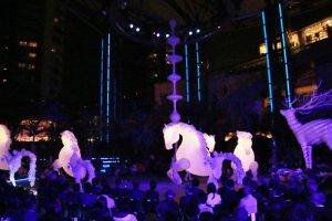 來自法國的表演團體Ｃｏｍｐａｇｎｉｅ　ｄｅｓ　Ｑｕｉｄａｍｓ的《Ｆｉｅｒｓ　à　Ｃｈｅｖａｌ》