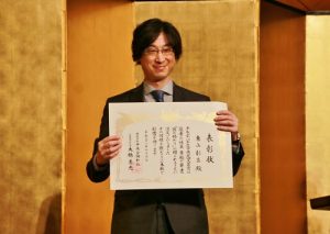 王震緒以新作《罪的終結》獲頒第１１屆中央公論文藝賞