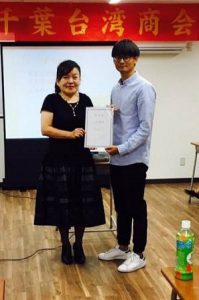 當天也進行青年新任部長的任命儀式,由會長濱田裕子(左)頒贈任命書給部長游禮陽(右)