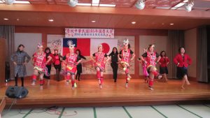 山梨台灣總會幹部與山地舞團共舞