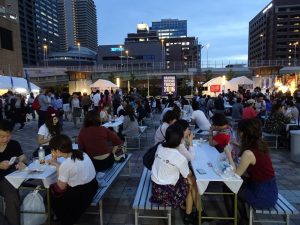 入夜後人潮漸多、用餐區坐滿民眾