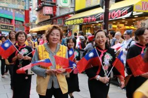 國際佛光關東協會神奈川分會由會長河維寧（前排左１）率團參加遊行