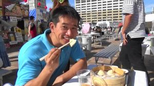 日本民眾笑容滿面說、小籠包好吃!