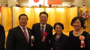 左起 陳處長僑會吳會長及夫人合影