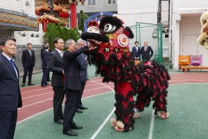 橫濱中華學院以舞獅歡迎吳委員長蒞校