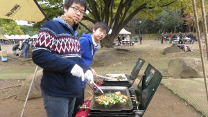 小朋友主動掌廚料理烤肉