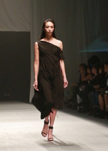 垂墜飄逸的線條輪廓詮釋「Ceci」品牌DNA中優雅的部分