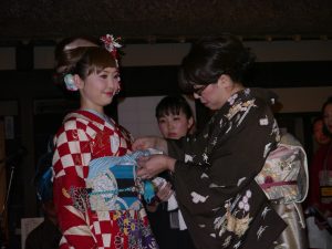 曾獲得第63屆藝術季全國大會新娘服著裝優勝的樋屋朝己（右）現場展示新娘和服的穿著方式