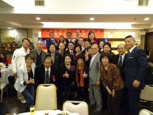 大阪直屬支部成員、僑領與三位來賓合影