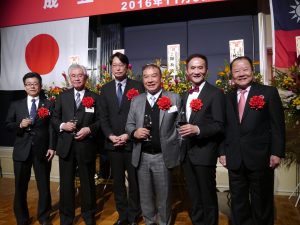 與會來賓合影（左2為全日本不動產協會理事長原嶋和利、左3為駐日代表處副代表張仁久、右3為中華民國不動產仲介經紀商業同業公會全國聯合會理事長林正雄、右1為在日不動產協會最高顧問詹德薰）