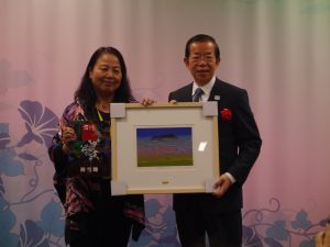 台北市立大學教授林雪卿（左）致贈作品給駐日代表謝長廷