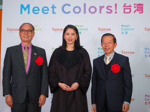 台北駐日経済文化代表処の謝長廷大使(右)と観光局国際組の林坤源組長(左)と長澤まさみさん(中央)