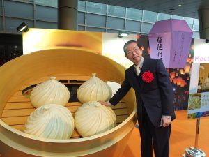 謝大使も巨大小龍包と写真撮影