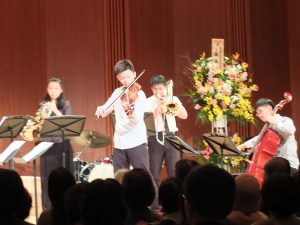 パフォーマンスで、観客を盛り上げた。