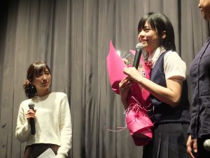 ほのか（左）がビビアンに花束贈呈