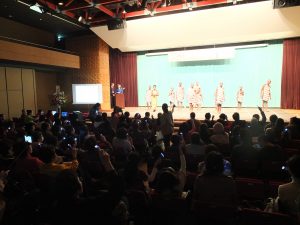 来場者はペンライトで孤児を激励
