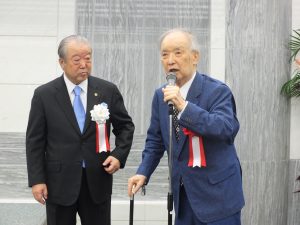 元内閣総理大臣の海部俊樹氏(右)も松本理事長を激励