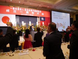 晚會中由長谷川旅館和度假中心代表取締役安倍夏樹（台上者）帶領在場來賓一同乾杯