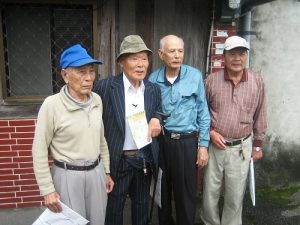 仍會說些台語的灣生冨永勝（左２）回到自己出生地花蓮，尋找兒時玩伴（©田澤文化有限公司）