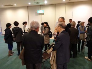 映後交流會結束後,熱情的影迷仍捨不得散去。