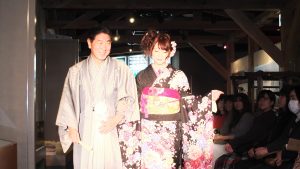 駒根市長杉本幸治（左）和當地出身的模特兒一起走秀，展示和服