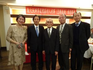 駐大阪辦事處處長陳訓養(左2)、僑務組長黃水益(右1)與僑胞山地薰子(左1)及家人