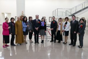 橫濱辦事處處長粘信士夫婦和出席開幕式典禮的僑領合照。