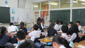 僑務委員長訪東京中華學校時,與學生交流(左為僑務委員長吳新興,右為東京中華學校校長劉劍城)