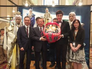 前排左起為台北市影音節目製作商業同業公會理事長楊繼昌、駐日代表謝長廷、演員謝佳見和文化部影視及流行音樂產業局廣播電視產業組組長陳淑滿等人現身東京國際影視展台灣館，行銷台灣作品