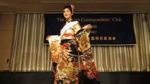 花色斑爛的和服
