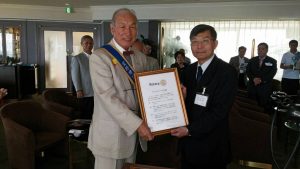 宜野灣扶輪社會長柏田吉美（左）授證給駐那霸辦事處處長蘇啟誠