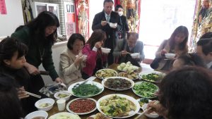 湯圓跟素食讓信徒大快朵頤