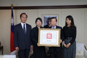 台北駐日經濟文化代表處代表謝長廷(右2)代為頒發畫家張義雄總統褒揚令，由張義雄長女鈴木靜(左2)和家人代領