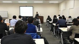 熱心に聴き入る参加者