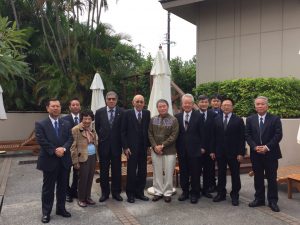 台琉論壇來賓合影，駐那霸辦事處處長蘇啟誠（右4）與沖繩電力會長石嶺傳一郎（左1）、 台日商務交流協進會副理事長董炯熙（左4）、顧問鄭世松顧問（左5）、沖繩工業連合會會長吳屋守章（左6）