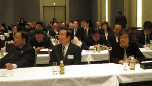 僑界先進認真聆聽演講
